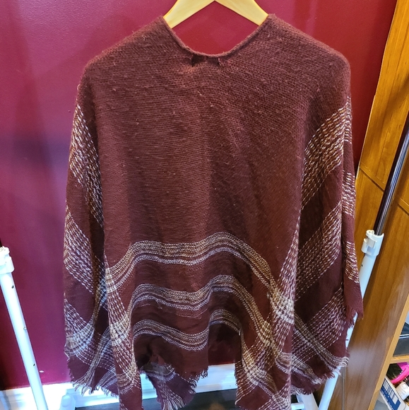 Red shawl - Picture 2 of 3